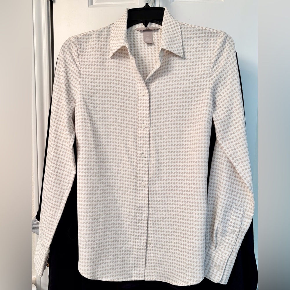 H&M Women’s Button-Up Tailored Shirt in White & Taupe Herringbone Micro Print